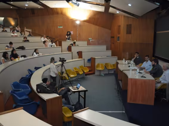Uma das palestras, realizadas no Auditório do RDC. Fotógrafo Antônio Albuquerque. Acervo do Núcleo de Memória.