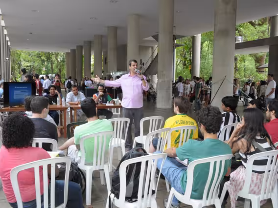 Evento realizado nos pilotis do Edifício da Amizade. Fotógrafo Antônio Albuquerque. Acervo do Núcleo de Memória.