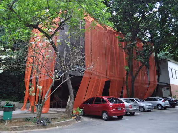 Ação de recobrimento do edifício IMA com tela sintética. Fotógrafo Antônio Albuquerque. Acervo do Núcleo de Memória.