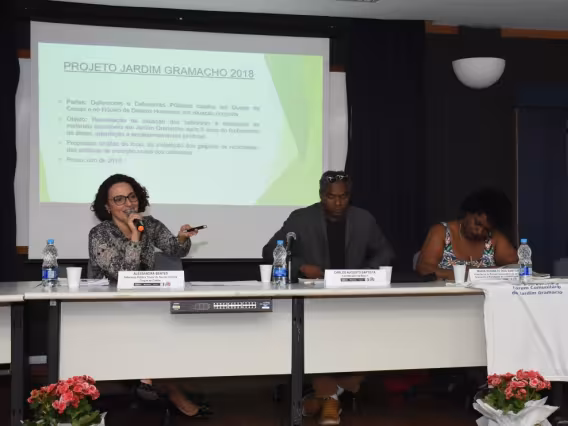 Mesa com Alessandra Bentes (defensora pública em Duque de Caxias), Carlos Augusto Baptista e Maria Rosinete dos Santos (Fórum Comunitário de Jardim Gramacho). Fotógrafo Antônio Albuquerque.