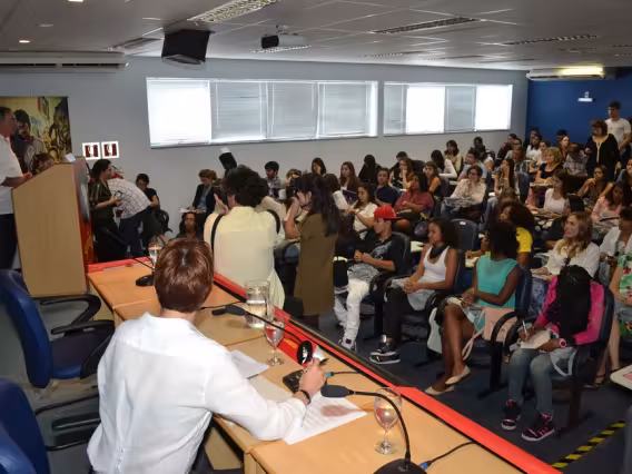 O Prof. Miguel Pereira (COM) na abertura do Seminário, no Auditório B8. Fotógrafo Antônio Albuquerque. Acervo do Núcleo de Memória.