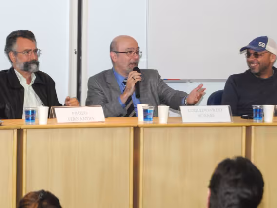Mesa composta pelo prof. Paulo Fernando Carneiro de Andrade, Decano do CTCH, por Luiz Eduardo Soares e José Padilha. Fotógrafo Bruno Pereti. Acervo do Projeto Comunicar.