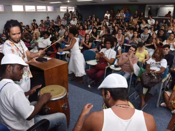 Apresentação que antecedeu à palestra no auditório B8. Fotógrafo Antônio Albuquerque.