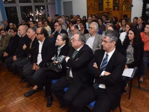 Os professores homenageados e alguns dos convidados: Pe. Mário de França Miranda S.J., Prof. Silva Mello, Prof. Júlio Diniz, Prof. Claudio Magalhães, Prof. Luiz Antonio Luzio Coelho, Prof. Luiz Camillo Osorio, Profa. Maura Iglésias e Prof. Maurício Nogueira Frota. Fotógrafo Antônio Albuquerque.