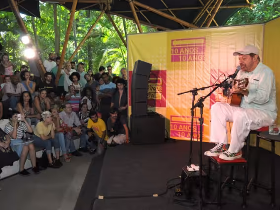 Apresentação de João Bosco no Anfiteatro Junito Brandão. Fotógrafo Antônio Albuquerque. Acervo Núcleo de Memória.