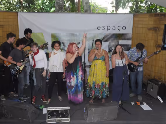 Músicos e cantores juntos no encerramento da apresentação. Fotógrafo Antônio Albuquerque. Acervo do Núcleo de Memória.