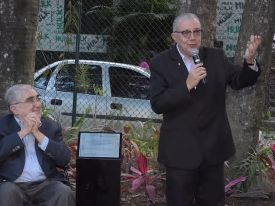 À esquerda o engenheiro Paulo Cunha, e à direita o Reitor Prof. Pe. Josafá S.J. Fotógrafo Antônio Albuquerque. Acervo Núcleo de Memória.