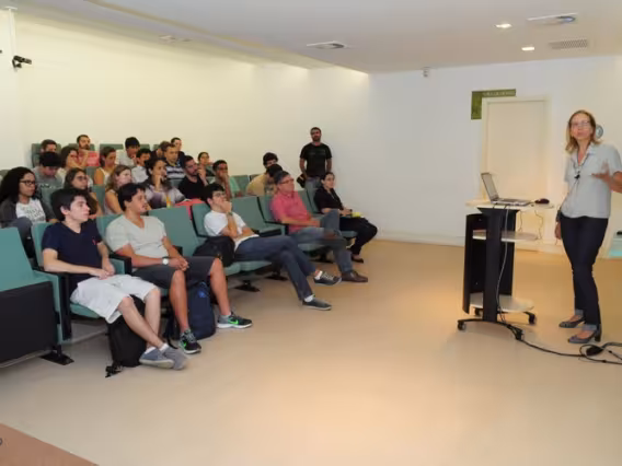 Apresentação no Auditório Luiz de Castro Martins, 6º andar do Edifício Padre Laércio Dias de Moura. Fotógrafo Antônio Albuquerque. Acervo Núcleo de Memória.