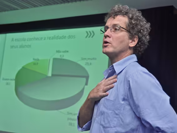 O Prof. Marcelo Burgos durante palestra no Auditório Padre Anchieta. Fotógrafo Jorge Paulo. Acervo do Projeto Comunicar.