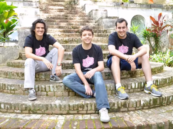 Os vencedores da Hackathon, Gabriel Bastos, Raphael Alvarenga e João Pedro Pinheiro. Fotógrafa Flavia Espíndola. Acervo do Projeto Comunicar.