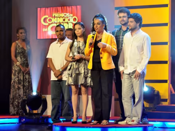 A profa. Carmem Petit agradece ao prêmio em nome da equipe. Fotógrafo desconhecido. Acervo do Projeto Comunicar.