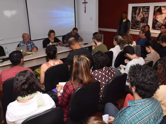 O Prof. Fred Coelho, a Profa. Eneida Cunha e o Prof. Ítalo Moriconi, na sala de reuniões do Decanato do CTC. Fotógrafo Antônio Albuquerque.