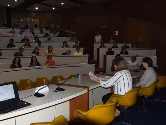 Abertura do Encontro, com as professoras Maria Rita Passeri e Daniela Vargas, no auditório do RDC. Fotógrafo Antônio Albuquerque.