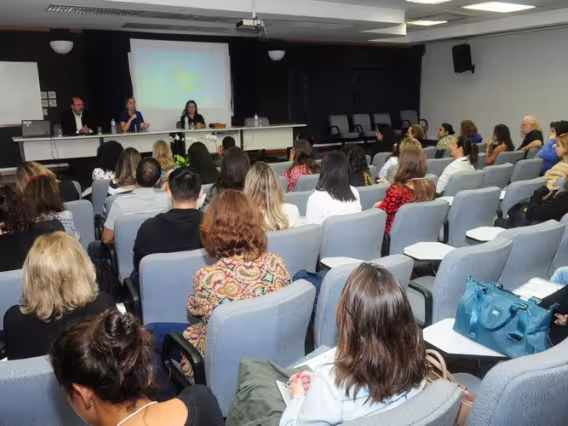 Mesa do evento, no auditório Padre Anchieta. Fotógrafo Antônio Albuquerque. Acervo Núcleo de Memória.
