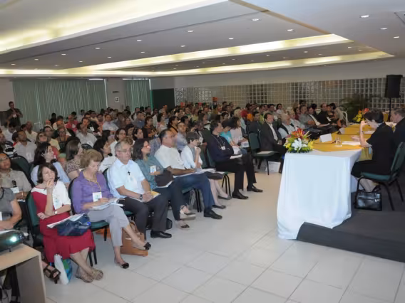 Palestrantes e plateia na abertura do evento, no Salão da Pastoral. Fotógrafo Antônio Albuquerque. Acervo do Núcleo de Memória.