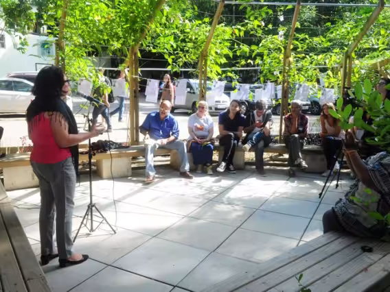 Abertura do evento, na pérgula, ao lado da Ala Kennedy. Fotógrafo Antônio Albuquerque. Acervo Núcleo de Memória.