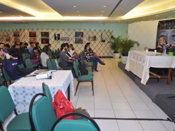 Palestra com o Prof. Márcio Scalércio (IRI). Fotógrafo Antônio Albuquerque. Acervo Núcleo de Memória.
