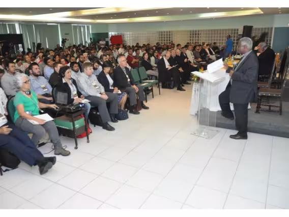 Palestra do Cardeal Peter Turkson, no Salão da Pastoral. Fotógrafo Antônio Albuquerque. Acervo Núcleo de Memória.