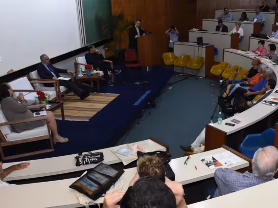 Na abertura, presentes o Reitor Pe. Josafá Carlos de Siqueira S.J., o Decano do CTCH, Prof. Júlio Diniz, a Profa. Maria Clara Bingemer (TEO), presidente da Associação Latino Americana de Literatura e Teologia (ALALITE), e o diretor do Departamento de Teologia, Prof. Pe Waldecir Gonzaga. Fotógrafo Antônio Albuquerque.