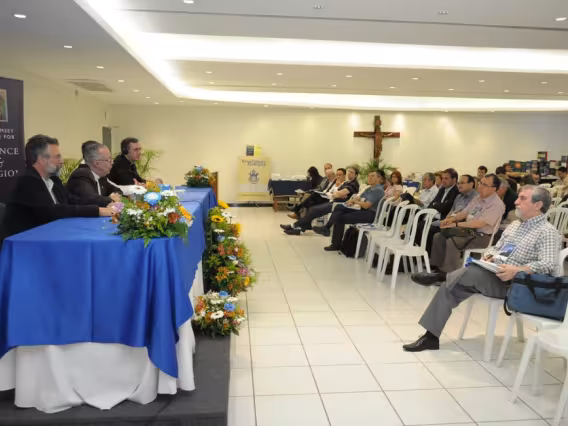 Abertura do evento no Salão da Pastoral, com a presença Reitor Prof. Padre Josafá Carlos de Siqueira S.J. e do Decano do CTCH Prof. Paulo Fernando Carneiro de Andrade. Fotógrafo Antônio Albuquerque. Acervo do Núcleo de Memória.