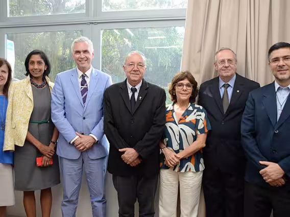 Os participantes do encontro, com o Cônsul Scott Hamilton e o Reitor Pe. Josafá Carlos de Siqueira S.J., ao centro. Fotógrafo Jorge Paulo Araújo. Acervo Comunicar.