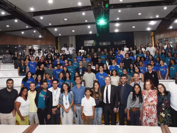 O Ministro Barroso, o Reitor, pe. Anderson S.J. e os jovens do NEAM, no auditório do RDC. Fotógrafo Antônio Albuquerque. 