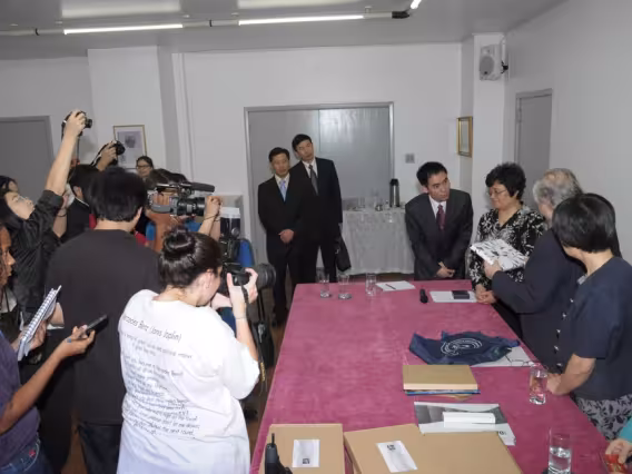 O Vice-reitor Prof. Padre Ivern Simó S.J. entregou presentes à Vice-Ministra Li Weihong.  Fotógrafo Antônio Albuquerque. Acervo do Núcleo de Memória.