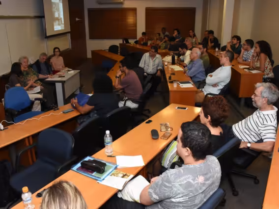 Palestra como a Profa. Tereza Maria Pompeia Cavalcanti (TEO), Profa. Margarida de Souza Neves (Núcleo de Memória) e José Maria Gomez (JUR), no auditório 014-IAG. Fotógrafo Antônio Albuquerque.