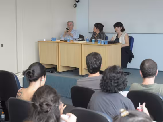 Os palestrantes, no evento realizado na sala do Mestrado, sétimo andar do Prédio Cardeal Frings. Fotógrafo Antônio Albuquerque. Acervo do Núcleo de Memória.