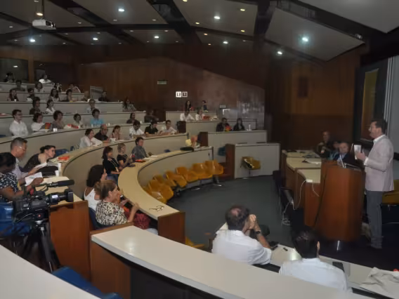 Mesa de abertura, com a presença do Vice-Reitor Pe. Ivern S.J. Fotógrafo Antônio Albuquerque. Acervo Núcleo de Memória.