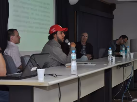 Uma das palestras, com a participação de representante do Movimento dos Pequenos Agricultores. Fotógrafo Antônio Albuquerque. Acervo Núcleo de Memória.