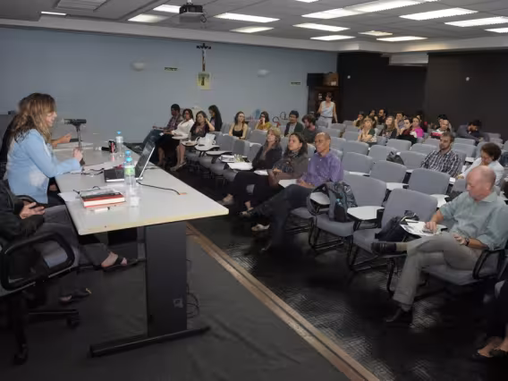 Palestra da Profa. Ana Kiffer (LET). Fotógrafo Antônio Albuquerque. Acervo do Núcleo de Memória.