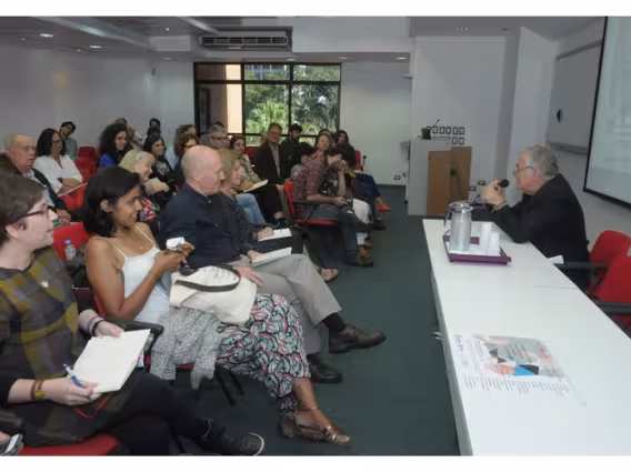 Conferência de abertura, com o Prof. Hans Ulrich Gumbrecht, no auditório Amex/IAG. Fotógrafo Antônio Albuquerque. Acervo Núcleo de Memória.