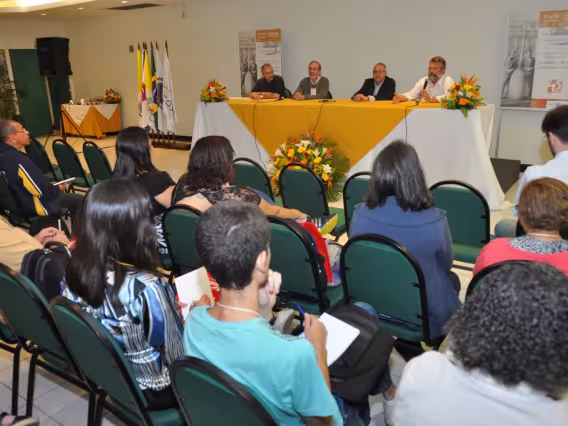 Mesa de abertura com a participação do Reitor Prof. Pe. Josafá S.J. e do Prof. Paulo Fernando Carneiro, Decano do CTCH. Fotógrafo Antônio Albuquerque. Acervo do Núcleo de Memória.