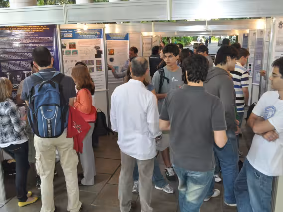 XIX Seminário de Iniciação Científica da PUC-Rio. Sessão de posters nos pilotis da Ala Kennedy. Fotógrafo Antônio Albuquerque. Acervo do Núcleo de Memória.