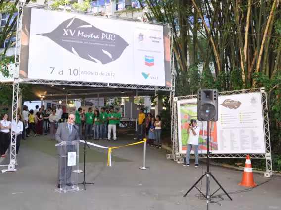 Abertura oficial da Mostra PUC, com discurso do Reitor Prof. Pe. Josafá Carlos de Siqueira S.J. Fotógrafa Cynthia Salles. Acervo do Projeto Comunicar.