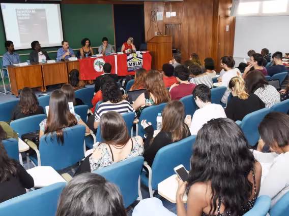 Mesa com os professores Gilberto Mendonça Teles, Patrícia Lavelle e Pedro Duarte, no auditório Padre Anchieta. Fotógrafo Antônio Albuquerque.