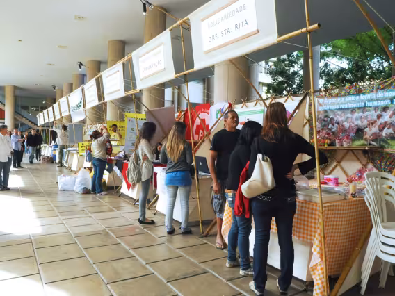 Estandes nos pilotis do Edifício da Amizade. Fotógrafa Camille Valbusa. Acervo do Projeto Comunicar.