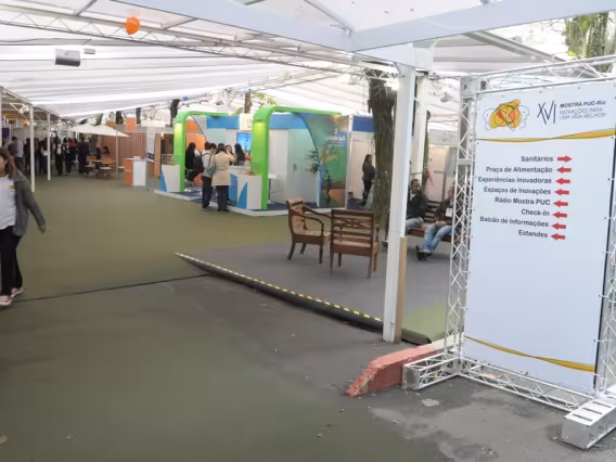 Os estandes este ano foram instalados na área do estacionamento interno. Fotógrafo Antônio Albuquerque. Acervo do Núcleo de Memória.