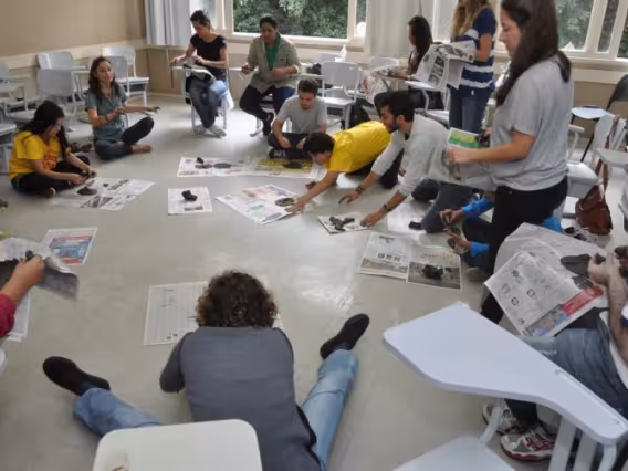 Uma das atividades, com o uso de argila. Fotógrafo Antônio Albuquerque. Acervo Núcleo de Memória.