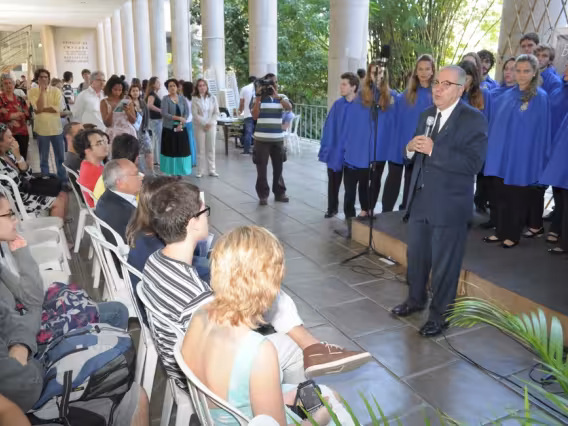 Abertura do evento, com a presença do Reitor Prof. Pe. Josafá Carlos de Siqueira S.J. nos pilotis do Edifício da Amizade. Apresentação do Coral da PUC-Rio. Fotógrafo Antônio Albuquerque. Acervo do Núcleo de Memória.