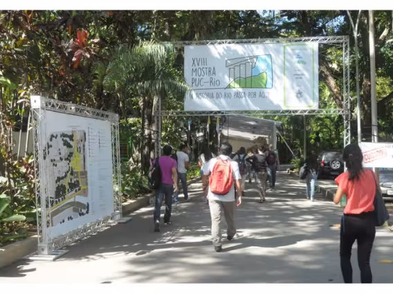Entrada da XVIII Mostra PUC-Rio pela Rua Marquês de São Vicente. Fotógrafo Antônio Albuquerque. Acervo Núcleo de Memória.