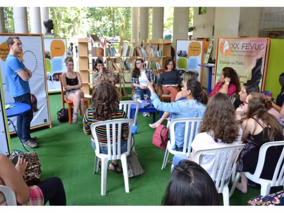 Debate durante a XX FEVUC, nos pilotis da Ala Kennedy. Fotógrafo Antônio Albuquerque. Acervo Núcleo de Memória.
