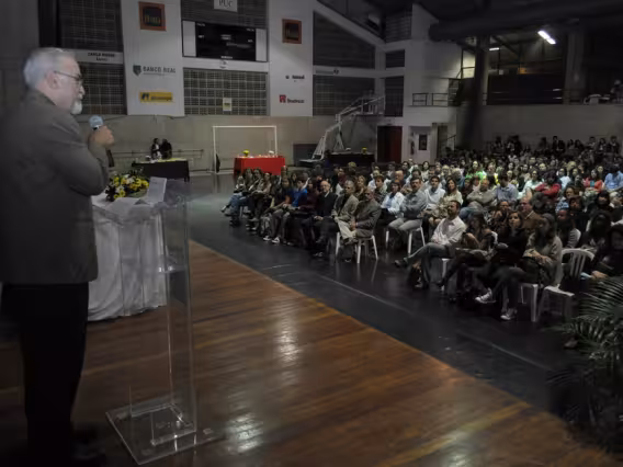 Cerimônia de encerramento do PIBIC, com palestra do Prof. Roberto DaMatta (SOC). Fotógrafo Antônio Albuquerque. Acervo do Núcleo de Memória.