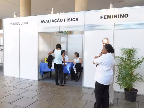 Estandes instalados nos pilotis do Edifício da Amizade. Fotógrafo Antônio Albuquerque. Acervo do Núcleo de Memória.