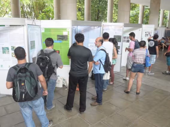 Apresentação de pôsteres nos pilotis do Edifício da Amizade. Fotógrafo Antônio Albuquerque. Acervo Núcleo de Memória.