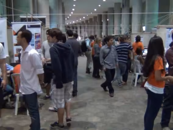 Exposição nos pilotis do Edifício Cardeal Leme. Fonte: vídeo no perfil Empreendedorismo PUC-Rio do Youtube.