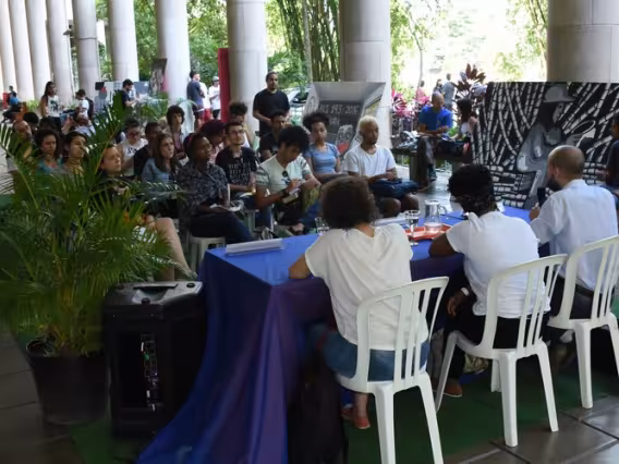 Um dos debates nos pilotis da Ala Kennedy. Fotógrafo Antônio Albuquerque. Acervo Núcleo de Memória.