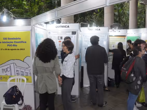 Sessão de pôsteres nos pilotis da Ala Kennedy. Fotógrafo Antônio Albuquerque. Acervo do Núcleo de Memória.