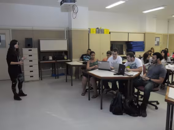 Apresentação de trabalho durante o Encontro realizado na sala L422. Fotógrafo Antônio Albuquerque. Acervo do Núcleo de Memória.